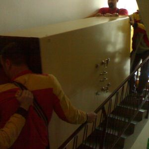 Stěhování trezoru 500kg po schodišti.jpg