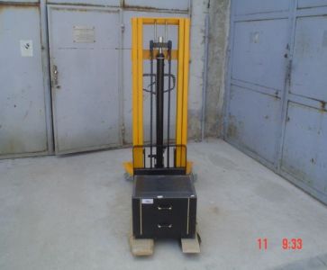 Speciální manipulační vysokozdvih o nosnosti 1000kg a dosahu 200cm